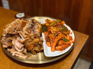 [동네맛집족발] 4개 족발 중 택1 — 5점을 준 리뷰어가 2020년 1월 올린 사용 사진