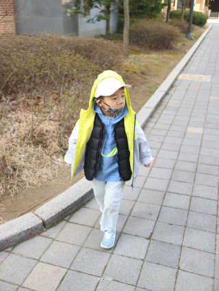 인디고뱅크키즈 메쉬 배색 점퍼 — 5점을 준 리뷰어가 2020년 3월 올린 사용 사진