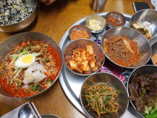 [동네맛집족발] 4개 족발 중 택1 — 4점을 준 리뷰어가 2019년 12월 올린 사용 사진