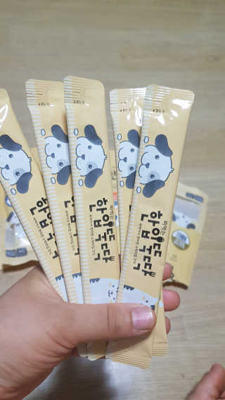 [펫토리아]짜먹는 한입뚝딱 강아지.고양이 마약간식 — 5점을 준 리뷰어가 2019년 8월 올린 사용 사진