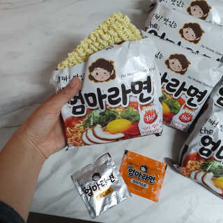 라면 그대로가 제일 맛있는 더엄마라면 — 5점을 준 리뷰어가 2019년 7월 올린 사용 사진