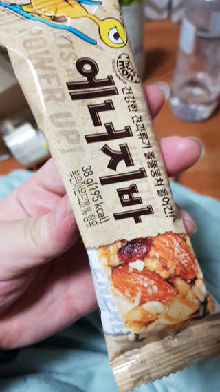 견과가 똘똘 뭉쳐들어간 넛츠몬 에너지바 1BOX 6개입 — 5점을 준 리뷰어가 2018년 1월 올린 사용 사진