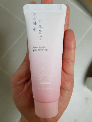 [블랙루즈] 핑크 톤업 크림 — 3.5점을 준 리뷰어가 2019년 3월 올린 사용 사진