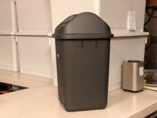 창신리빙 프랑코 퍼블릭 스윙 휴지통 10L, 25L, 35L — 5점을 준 리뷰어가 2019년 8월 올린 사용 사진