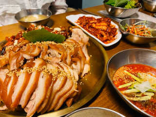 [동네맛집족발] 4개 족발 중 택1 — 5점을 준 리뷰어가 2020년 2월 올린 사용 사진