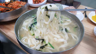 칼국수에끌림 [칼국수에 끌림] 손칼국수+비빔칼국수+왕만두4개 — 5점을 준 리뷰어가 2018년 9월 올린 사용 사진