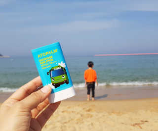 아토팜 야외놀이 선스틱 SPF50+ PA++++ — 4.5점을 준 리뷰어가 2019년 5월 올린 사용 사진