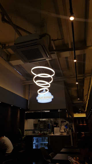 [루이스버거] 버거세트2개 — 5점을 준 리뷰어가 2018년 8월 올린 사용 사진