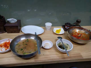 칼국수에끌림 [칼국수에 끌림] 손칼국수+비빔칼국수+왕만두4개 — 4.83점을 준 리뷰어가 2018년 10월 올린 사용 사진