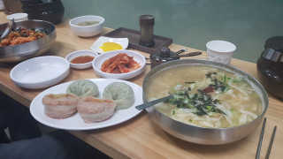 칼국수에끌림 [칼국수에 끌림] 손칼국수+비빔칼국수+왕만두4개 — 5점을 준 리뷰어가 2018년 11월 올린 사용 사진