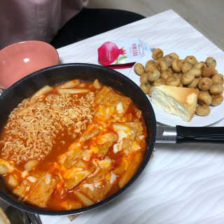 잠실맛집,홍코너떡볶이가우리집에[옛날맛,짜장맛옵션] — 5점을 준 리뷰어가 2019년 12월 올린 사용 사진