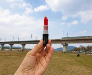 지고트 로맨틱 키스 립스틱 — 5점을 준 리뷰어가 2019년 4월 올린 사용 사진