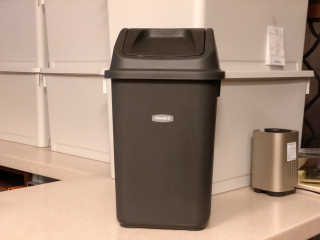 창신리빙 프랑코 퍼블릭 스윙 휴지통 10L, 25L, 35L — 5점을 준 리뷰어가 2019년 8월 올린 사용 사진