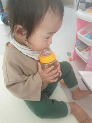 유비맘 PPSU 젖병 노꼭지_200ml_컬러 랜덤 발송 — 4점을 준 리뷰어가 2019년 12월 올린 사용 사진