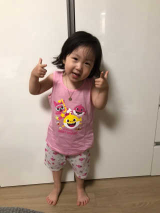[베이비앤아이] 핑크퐁 아기상어 유아 민소매 상하복 — 5점을 준 리뷰어가 2019년 6월 올린 사용 사진