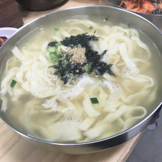 칼국수에끌림 [칼국수에 끌림] 손칼국수+비빔칼국수+왕만두4개 — 5점을 준 리뷰어가 2018년 10월 올린 사용 사진