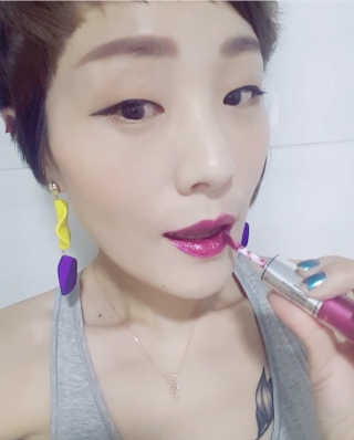 터치인솔 메탈리스트 리퀴드 포일 립스틱 5종 — 5점을 준 리뷰어가 2018년 3월 올린 사용 사진