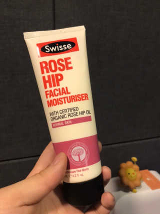 SWISSE 스위스 로즈힙 페이셜 모이스처라이저 로션 — 3.5점을 준 리뷰어가 2019년 12월 올린 사용 사진