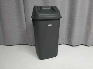 창신리빙 프랑코 퍼블릭 스윙 휴지통 10L, 25L, 35L — 5점을 준 리뷰어가 2019년 9월 올린 사용 사진