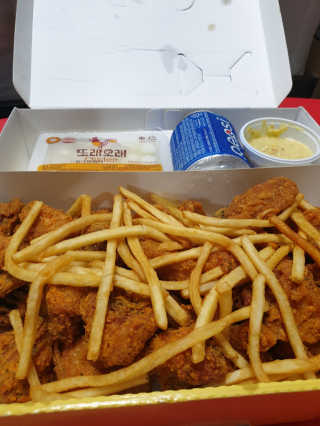 목우촌 또래오래 또래오래  콘듀치킨 — 4점을 준 리뷰어가 2019년 4월 올린 사용 사진