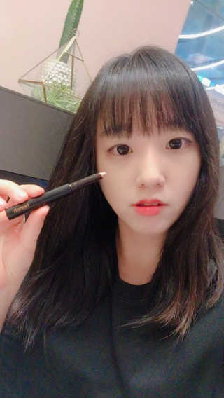 헤이미쉬 데일리즘 코랄릭 스틱 아이 섀도우 — 3점을 준 리뷰어가 2018년 3월 올린 사용 사진