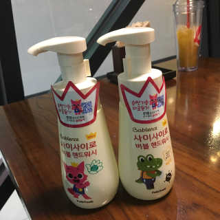 베비언스 핑크퐁 사이사이로 버블 핸드워시 — 4.67점을 준 리뷰어가 2017년 9월 올린 사용 사진
