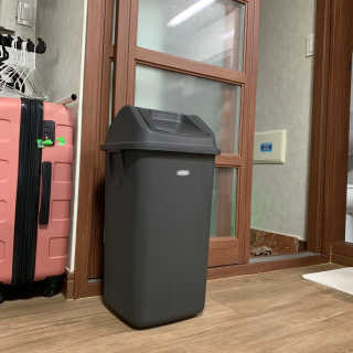 창신리빙 프랑코 퍼블릭 스윙 휴지통 10L, 25L, 35L — 5점을 준 리뷰어가 2019년 9월 올린 사용 사진