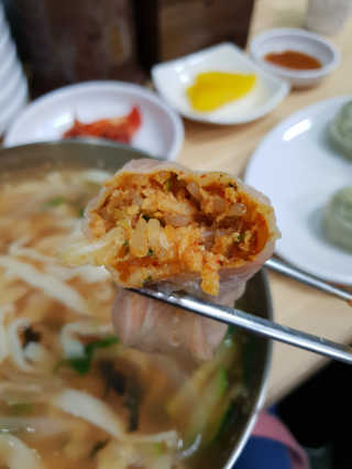칼국수에끌림 [칼국수에 끌림] 손칼국수+비빔칼국수+왕만두4개 — 5점을 준 리뷰어가 2018년 9월 올린 사용 사진