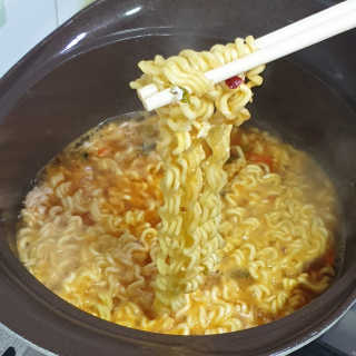 라면 그대로가 제일 맛있는 더엄마라면 — 5점을 준 리뷰어가 2019년 9월 올린 사용 사진