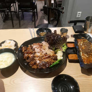 [하영족발과보쌈 강서구청점] 족발中 2인세트 — 5점을 준 리뷰어가 2019년 3월 올린 사용 사진