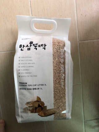 [펫토리아]한삽뚝딱 프리미엄 고양이 두부모래 — 5점을 준 리뷰어가 2019년 8월 올린 사용 사진