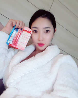블리스텍스 립 릴리프 크림 립밤, 립 바이브런스 립밤 — 5점을 준 리뷰어가 2018년 11월 올린 사용 사진