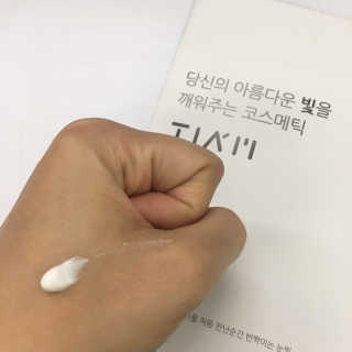 티암 TIAM 1초 화이트닝 커버크림 — 4.33점을 준 리뷰어가 2017년 6월 올린 사용 사진