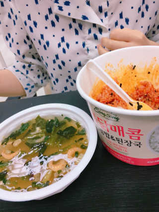 신송식품 신송 새반컵밥 4종 — 4.33점을 준 리뷰어가 2018년 7월 올린 사용 사진