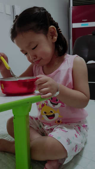 [베이비앤아이] 핑크퐁 아기상어 유아 민소매 상하복 — 5점을 준 리뷰어가 2019년 6월 올린 사용 사진