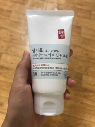 일리윤 세라마이드 아토 집중 크림 — 5점을 준 리뷰어가 2017년 10월 올린 사용 사진