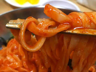 칼국수에끌림 [칼국수에 끌림] 손칼국수+비빔칼국수+왕만두4개 — 5점을 준 리뷰어가 2018년 10월 올린 사용 사진