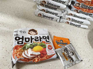 라면 그대로가 제일 맛있는 더엄마라면 — 5점을 준 리뷰어가 2019년 6월 올린 사용 사진