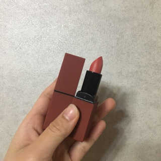 라네베 로즈 벨벳 립스틱 — 5점을 준 리뷰어가 2018년 3월 올린 사용 사진