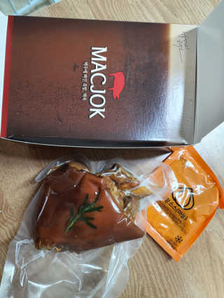 행복먹거리공작소 맥족. 맥주에 빠진 족발 550g + 마늘소스 70g — 5점을 준 리뷰어가 2020년 2월 올린 사용 사진