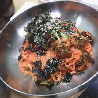 칼국수에끌림 [칼국수에 끌림] 손칼국수+비빔칼국수+왕만두4개 — 5점을 준 리뷰어가 2018년 10월 올린 사용 사진