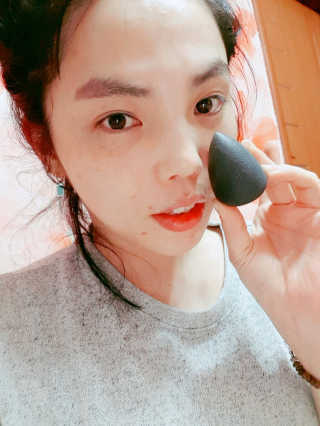 해외열풍 멀티 메이크업 실리콘퍼프 이비블렌더 — 5점을 준 리뷰어가 2018년 7월 올린 사용 사진
