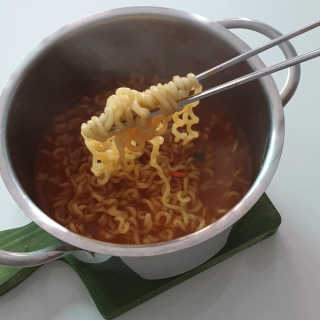 라면 그대로가 제일 맛있는 더엄마라면 — 5점을 준 리뷰어가 2019년 7월 올린 사용 사진