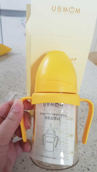 유비맘 샘방지 PPSU 빨대컵_컬러 랜덤 발송 — 5점을 준 리뷰어가 2020년 3월 올린 사용 사진