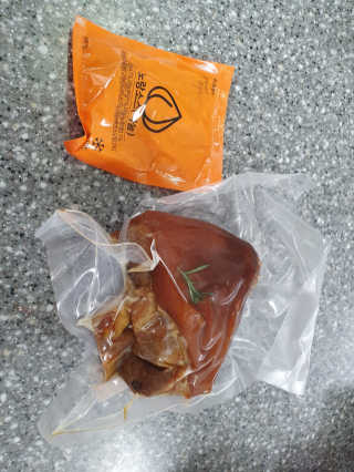 행복먹거리공작소 맥족. 맥주에 빠진 족발 550g + 마늘소스 70g — 5점을 준 리뷰어가 2020년 2월 올린 사용 사진