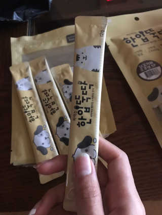 [펫토리아]짜먹는 한입뚝딱 강아지.고양이 마약간식 — 5점을 준 리뷰어가 2019년 8월 올린 사용 사진
