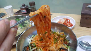 칼국수에끌림 [칼국수에 끌림] 손칼국수+비빔칼국수+왕만두4개 — 5점을 준 리뷰어가 2018년 9월 올린 사용 사진