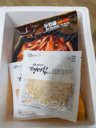 두번째 국떡 국가대표 떡볶이 1팩 + 영미칩 2봉 증정 — 3.5점을 준 리뷰어가 2019년 2월 올린 사용 사진
