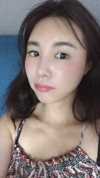 [캔메이크] 매트 플로어 치크 — 5점을 준 리뷰어가 2019년 5월 올린 사용 사진