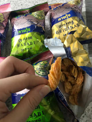 맘쏙 태국 새우머리 과자 우마이 쉬림프 스낵 3종 — 4점을 준 리뷰어가 2018년 8월 올린 사용 사진